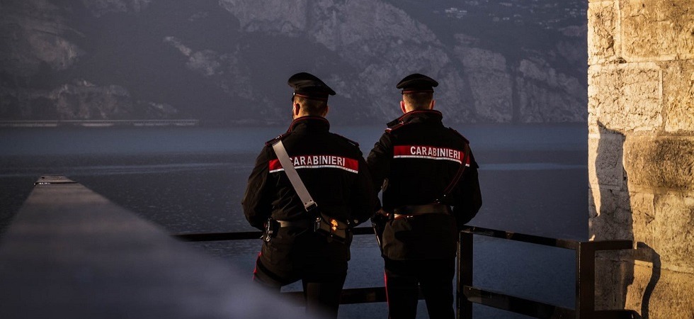 Arrestato un borseggiatore al mercato: il 62enne indugiava troppo davanti alla bancarella dei vestiti da donna